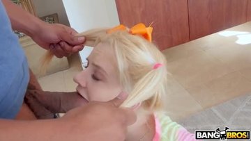 Молоденькая блудница раздвигает ноги перед курьером