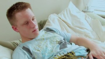 Гладкий парень дрочит свой болт и кончает перед камерой