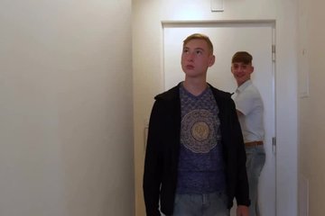 Родители красавчика уезжают из дома и это значит, что он может трахнуть друга