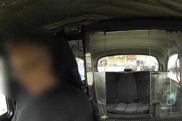 Невероятный трах очкастой девушки с водителем такси