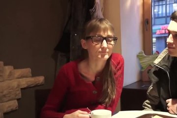 Пикапер развел очкастую девку на секс и трахнул у себя дома