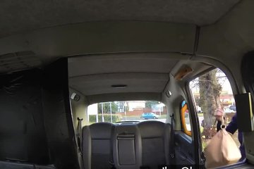 Блондинка показала таксисту сиськи и дико возбудилась