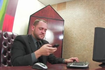 Вызвал подчиненную в кабинет и заставил заниматься сексом