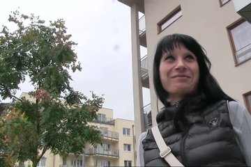 Пикапер раскрутил девушку на секс в каком-то закутке дома