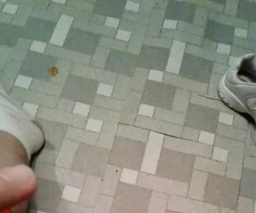 Парень крутит спиннер на своей головке члена