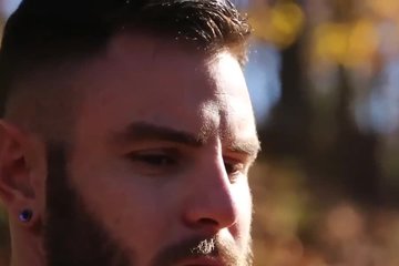 Брутальный мачо трахнул стройного гея в лесу