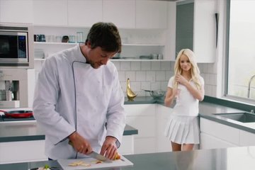 Блондинка пришла на кухню и соблазнила мужика на секс