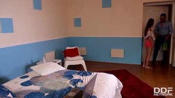 Озабоченная девица отдалась курьеру во все щели