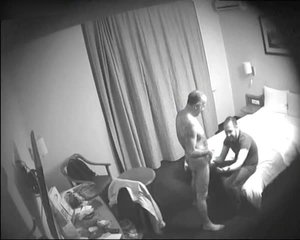Зрелый хрен имеет любовника в номере отеля перед скрытой камерой