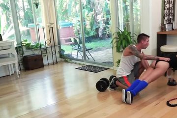 Молодой тренер по фитнесу трахнул азиатку в ее доме