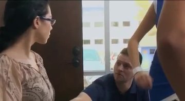 Мужик ебет парикмахершу пока его жене делают прическу