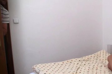 Взрослый чувак трахает молодую спящую студентку