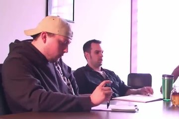 Две работницы кафе развлекаются с секс-машиной
