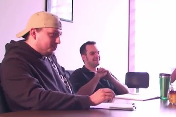 Две работницы кафе развлекаются с секс-машиной