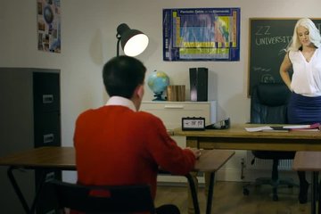 Мужики жестко выебали шальную блондинку с большими буферами