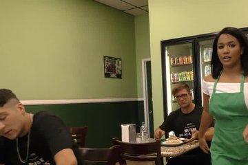 Мужики ебут по кругу безотказную официантку