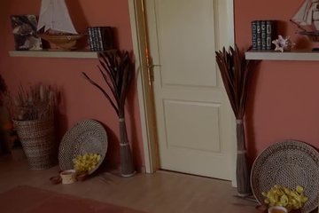 Чувак находит связанную девушку на кровати и трахает её в пилотку