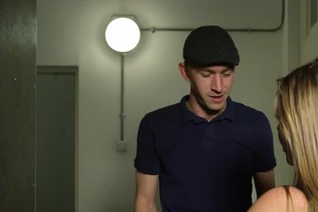Красотка трахается с приятелем после переезда в новый дом