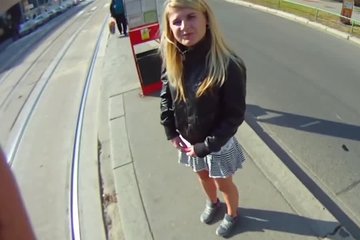 Примерная малышка спешит насадиться на хуй, завидев внушительную сумму денег