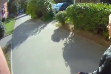 Примерная малышка спешит насадиться на хуй, завидев внушительную сумму денег