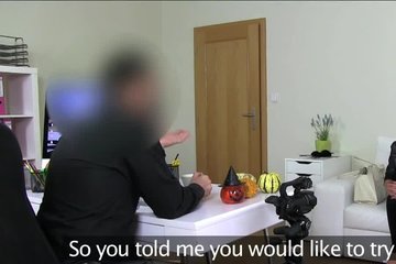 Агент на кастинге овладевает привлекательной блондинкой на белом диване