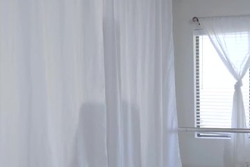 Худая балерина в белой пачке сношается с любимым возле станка