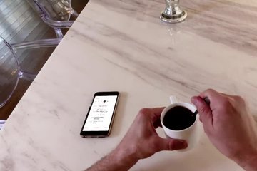 Красивая телка занимается спортом в обнаженном состоянии