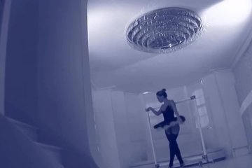 Красивая балерина в черных чулках дает в анал мужику