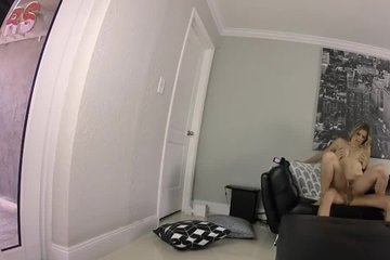 Обнаженная мадам с большими сиськами насаживается на мужской болт