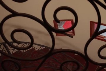 Потратила все деньги мужа и просит прощение, отдаваясь ему в спальне