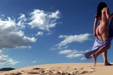 Обнаженная телка показывает своё тело на фоне пустыни