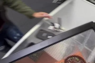 Владелец ломбарда трахает молодую телку в подсобке