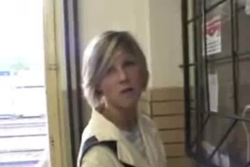 Отсосала своему парню прямо в поезде
