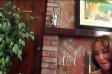 Зрелый мужик кувыркается с двумя молодухами

