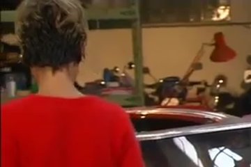 Красные спортивные автомобили её безумно заводят
