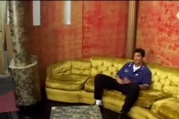 Симпотичные ебутся на золотистом диване