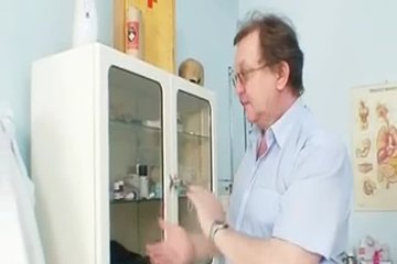 Гениколог дрочит зрелой бабе