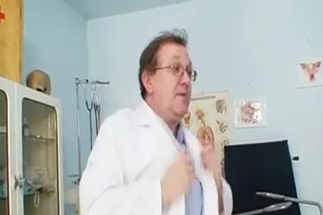 Гениколог дрочит зрелой бабе