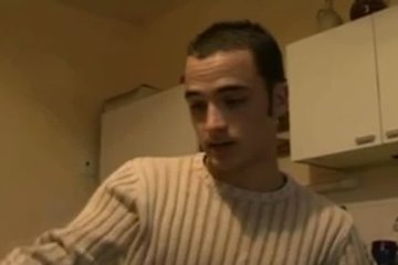 Отсосала своему парню у себя на кухне
