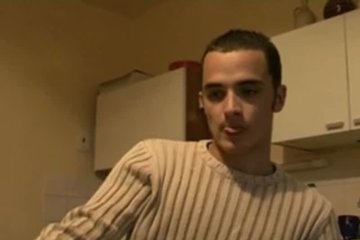 Отсосала своему парню у себя на кухне