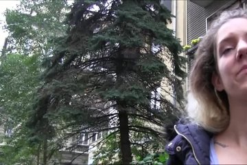 Телка не может устоять перед деньгами и дает на лестничной клетке