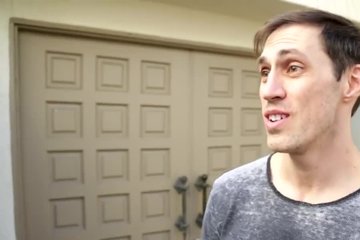 Девушка с завязанными глазами трахнута другом парня