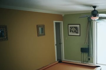 Красивая блондинка в нижнем белье трахнута в глотку членом