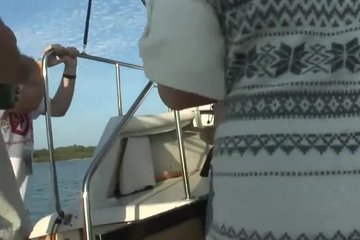 Foxy Honeys раздвигает ножки и показывает пилотку на яхте