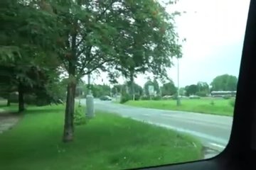 Стройная девушка отдалась водителю в машине раком