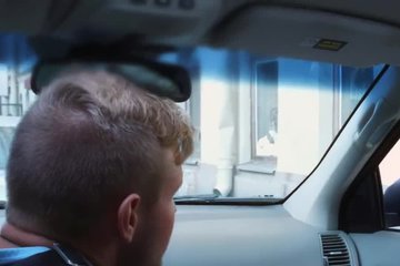Стройная блондинка ублажает таксиста у него дома