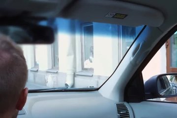 Стройная блондинка ублажает таксиста у него дома