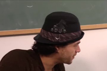 Студент трахает блондинку в очках в небольшом кабинете