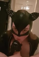 Красивая девушка в латексе дрочит мужчине елдак