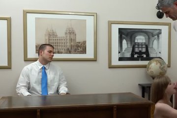 Нежная блондинка изменила парню с его другом на столе